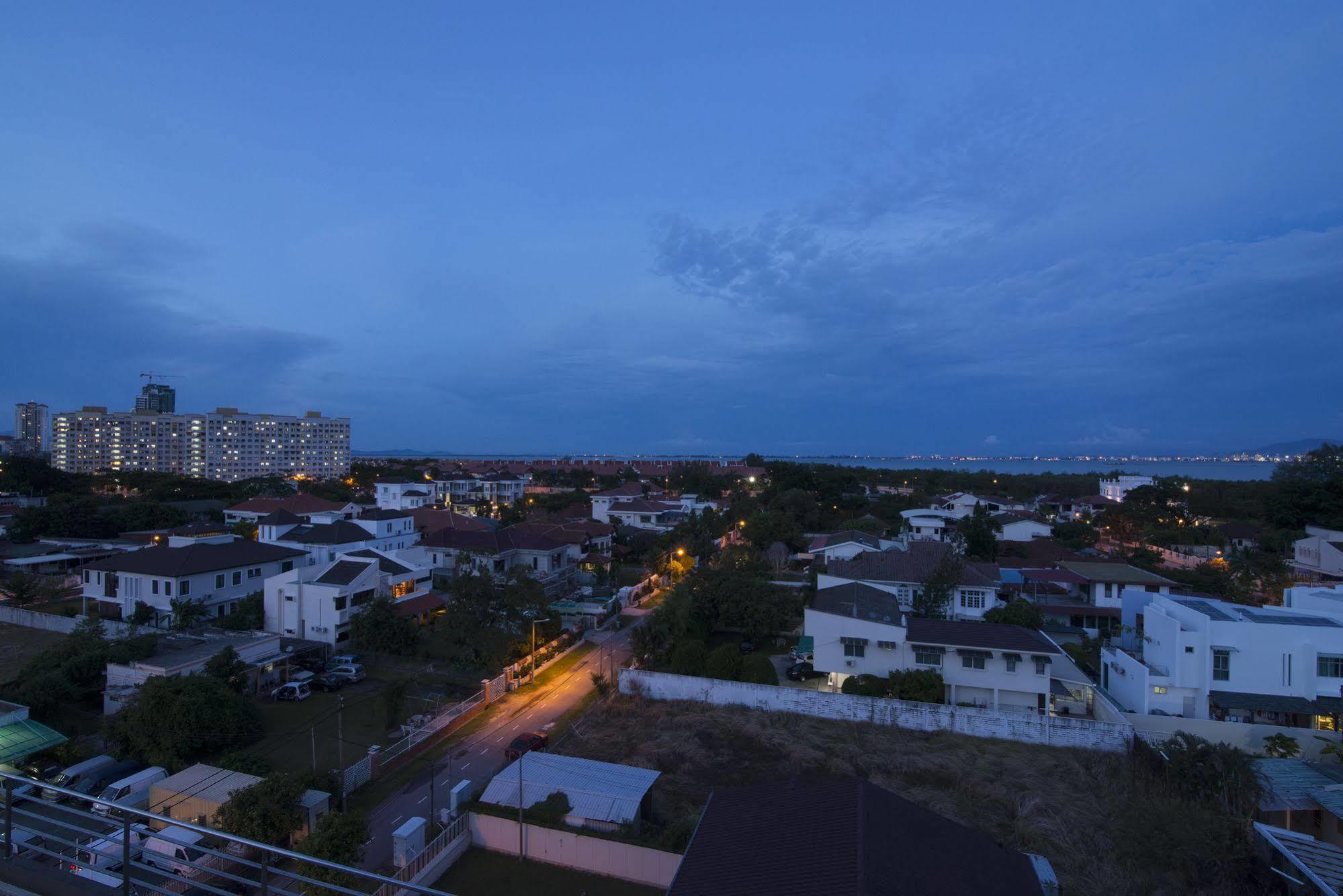 Golden View Serviced Apartments Tanjung Tokong Exterior photo